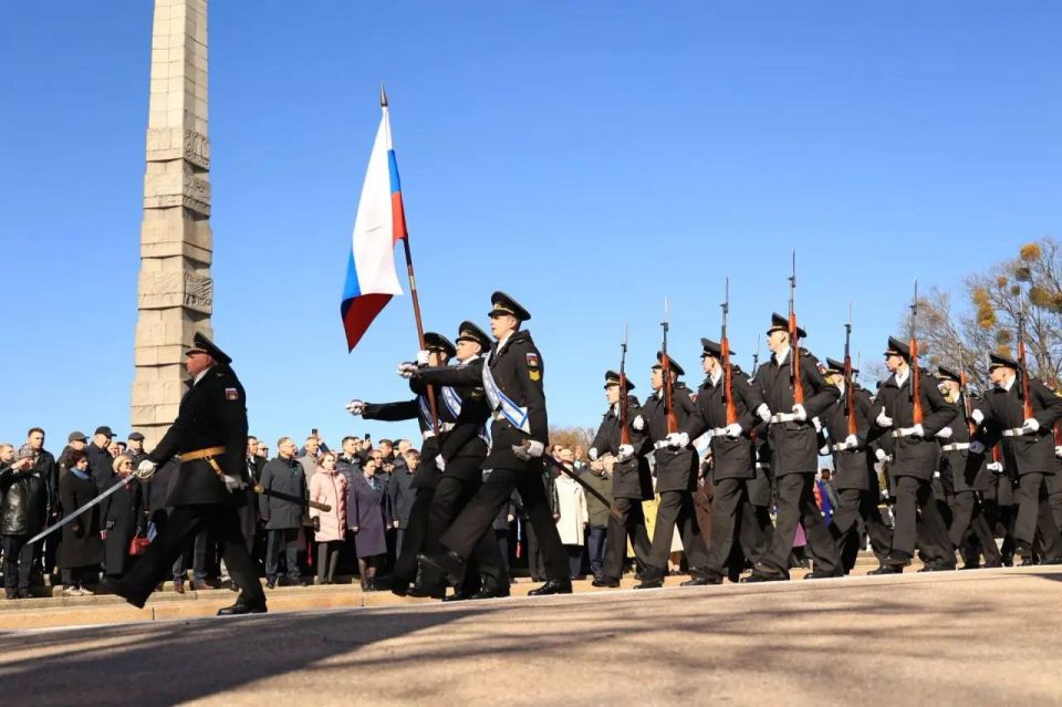 ����� �������: �������, � ���� �������������� ����, 81-� ��������� ������������� ������ ʸ���������, ������ � �������� ��������������, ��������� �� �������� ���������, ��������� ����� � ����� � ��������� 1200...