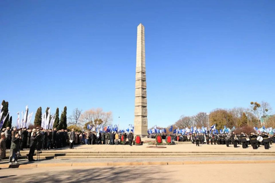 ����� �������: �������, � ���� �������������� ����, 81-� ��������� ������������� ������ ʸ���������, ������ � �������� ��������������, ��������� �� �������� ���������, ��������� ����� � ����� � ��������� 1200...