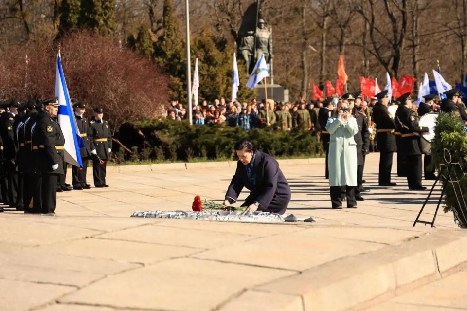 ����� �������: �������, � ���� �������������� ����, 81-� ��������� ������������� ������ ʸ���������, ������ � �������� ��������������, ��������� �� �������� ���������, ��������� ����� � ����� � ��������� 1200...