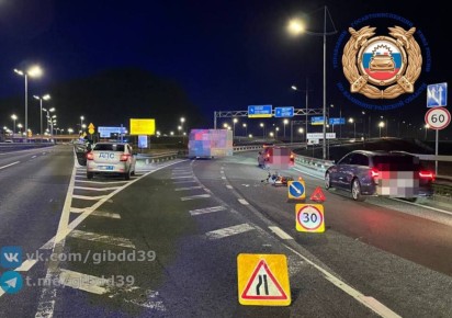 На Приморском кольце водитель электровелосипеда врезался в грузовую «Газель»