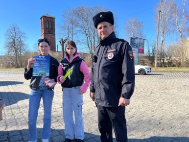Сотрудники Госавтоинспекции МО МВД России «Советский» провели профилактические беседы с детьми и их родителями