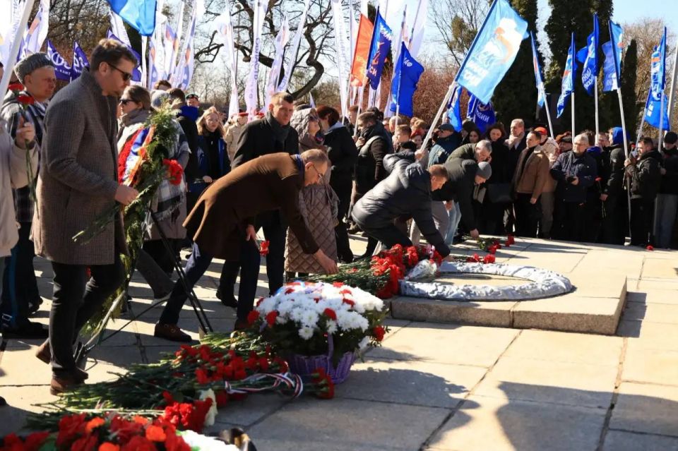 ����� �������: �������, � ���� �������������� ����, 81-� ��������� ������������� ������ ʸ���������, ������ � �������� ��������������, ��������� �� �������� ���������, ��������� ����� � ����� � ��������� 1200...