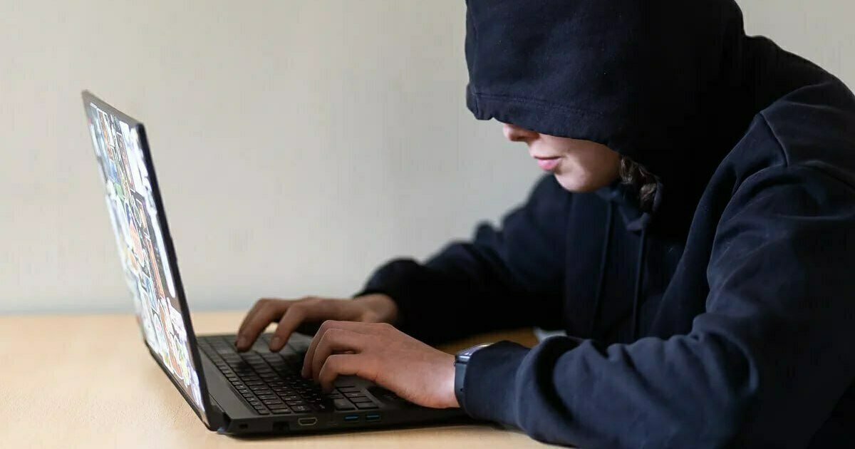 В Гурьевском районе сотрудница салона связи оформляла виртуальные сим-карты для мошенников