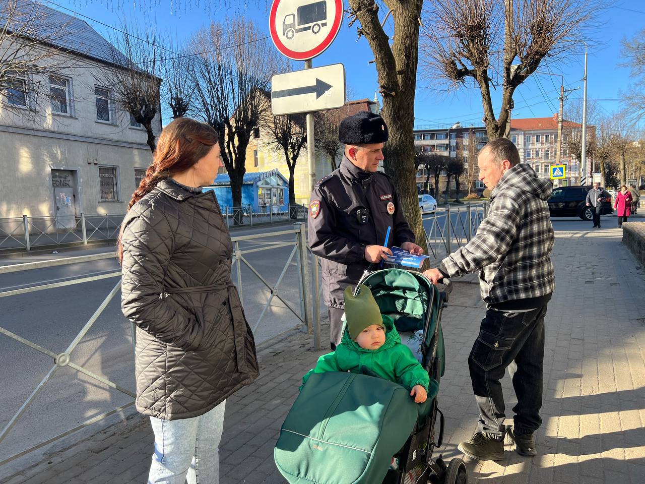 Сотрудники Госавтоинспекции МО МВД России «Советский» провели профилактические беседы с детьми и их родителями Сотрудники Госавтоинспекции МО МВД России «Советский» провели профилактические беседы с детьми и их родителями