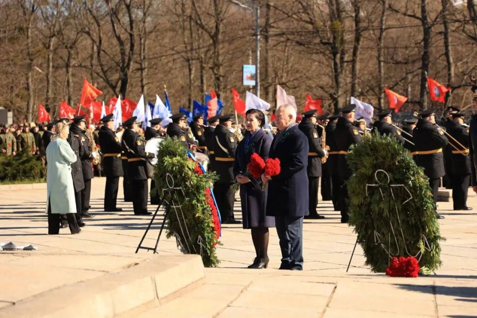 ����� �������: �������, � ���� �������������� ����, 81-� ��������� ������������� ������ ʸ���������, ������ � �������� ��������������, ��������� �� �������� ���������, ��������� ����� � ����� � ��������� 1200...