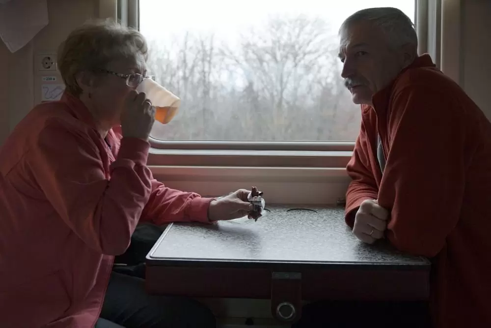 Полезные советы по выбору еды для поездки на поезде пенсионеру