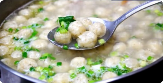 Суп с сырными шариками: быстрый и вкусный обед для всей семьи