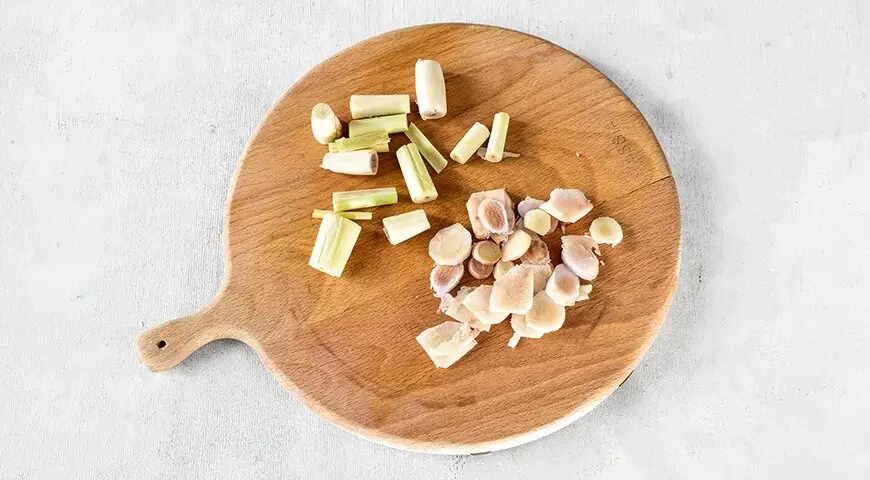 Погружение в ароматный мир тайского супа том-ям с курицей