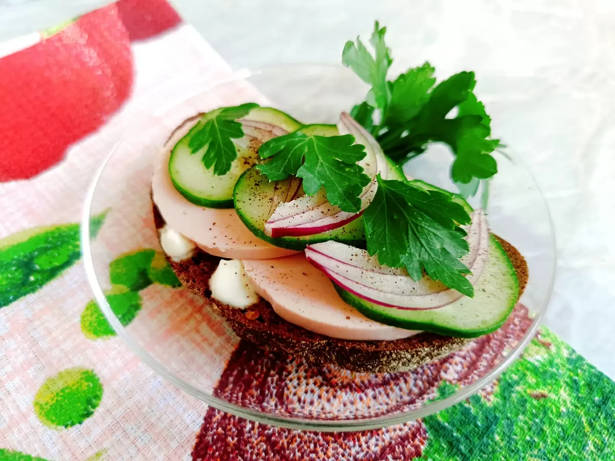 Вдохновение из детства: классический бутерброд с колбасой и огурцом