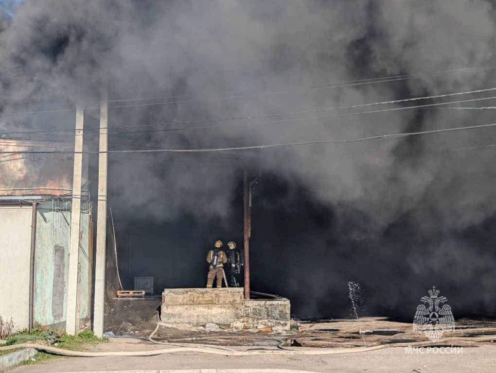 Сотрудники МЧС России тушат пожар в Калининграде Сотрудники МЧС России тушат пожар в Калининграде