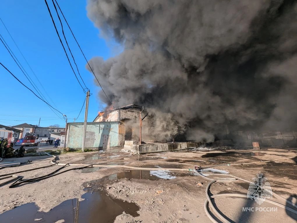 Сотрудники МЧС России тушат пожар в Калининграде Сотрудники МЧС России тушат пожар в Калининграде