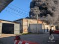 Сотрудники МЧС России тушат пожар в Калининграде