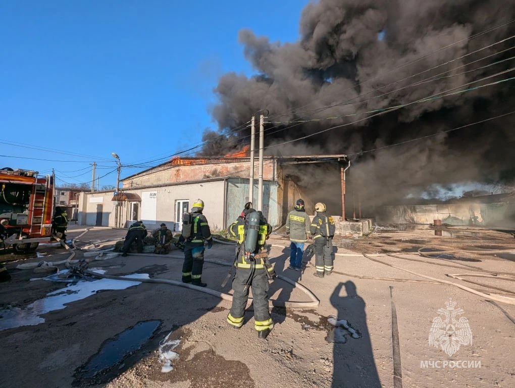 Сотрудники МЧС России тушат пожар в Калининграде Сотрудники МЧС России тушат пожар в Калининграде