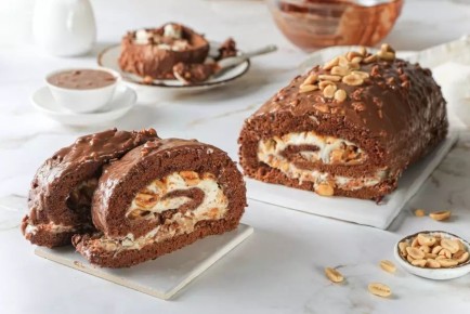 Как приготовить бисквитный рулет «Сникерс»: идеальный десерт для настоящих сладкоежек