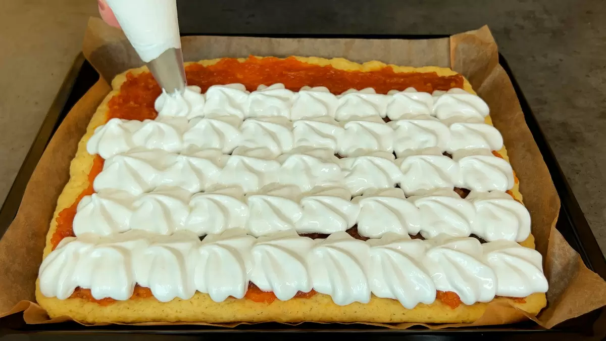 Нежный пирог с джемом и меренгой: простота и изысканность в одном блюде