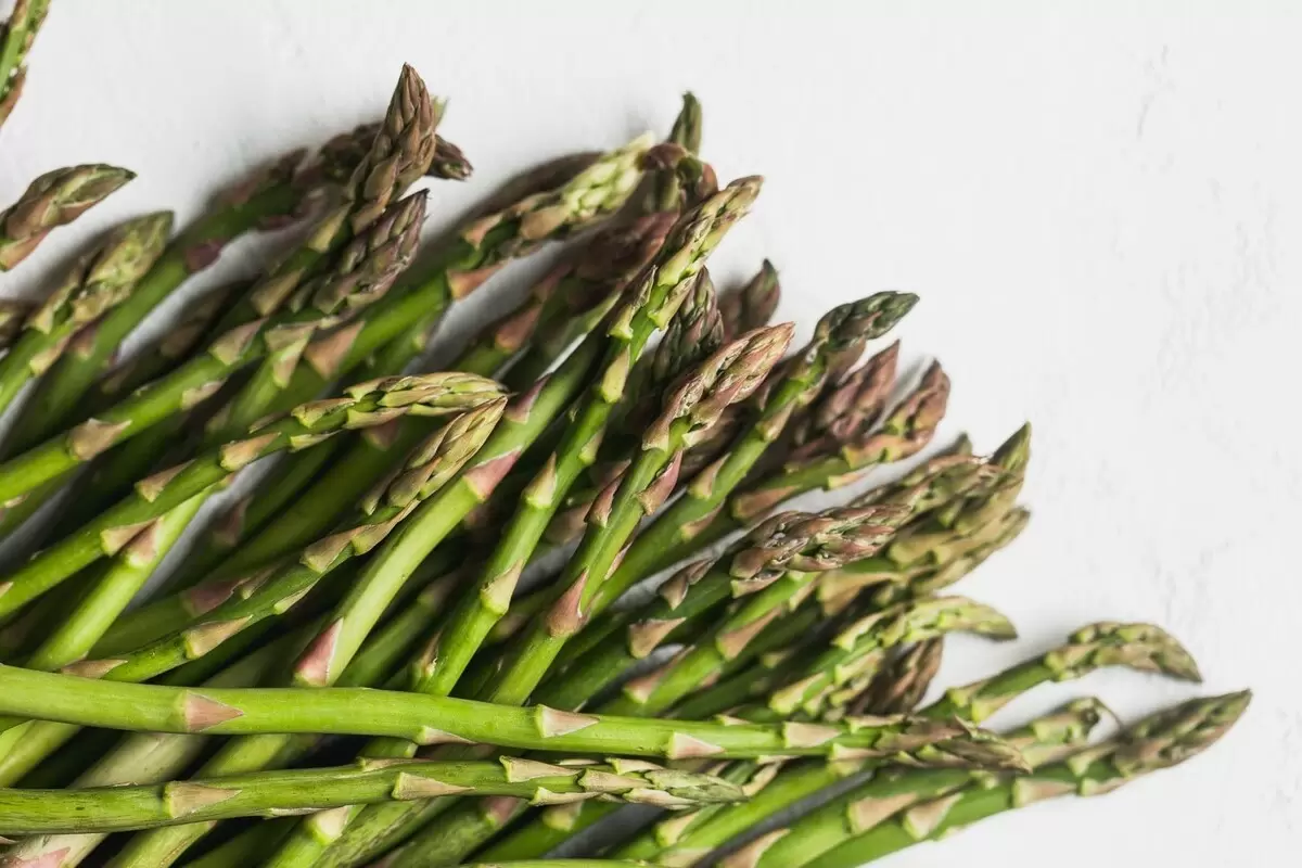 Спаржа на весеннем столе: три простых рецепта с вином