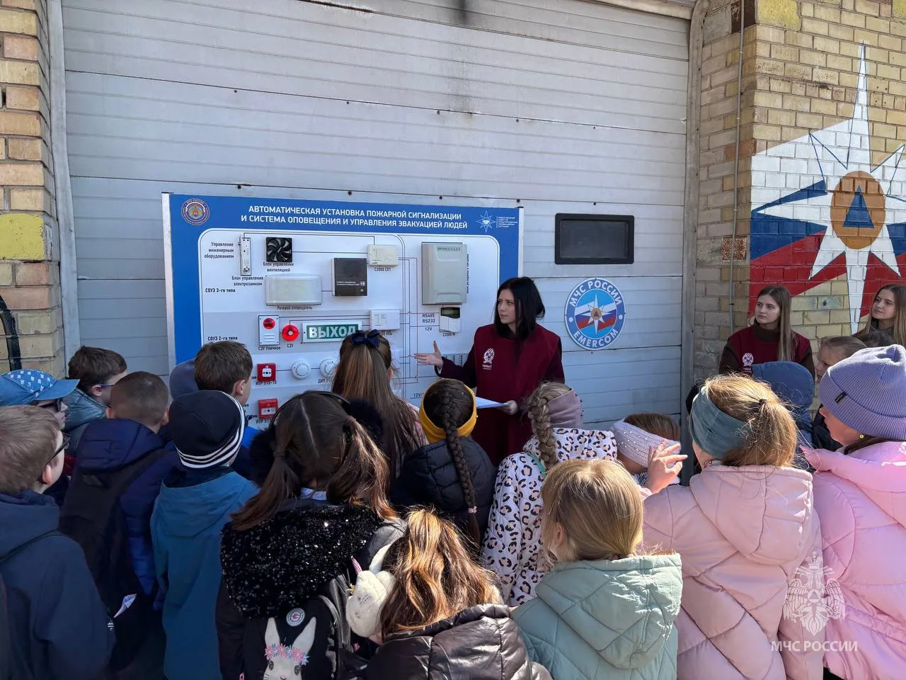 Школьников познакомили с профессией пожарного Школьников познакомили с профессией пожарного