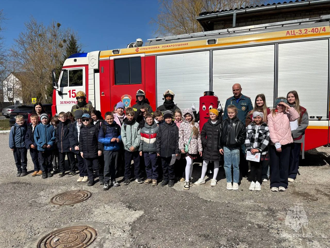 Школьников познакомили с профессией пожарного Школьников познакомили с профессией пожарного