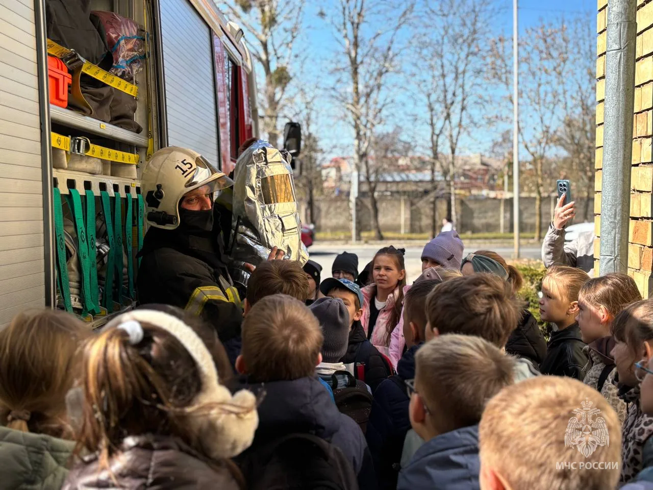 Школьников познакомили с профессией пожарного Школьников познакомили с профессией пожарного