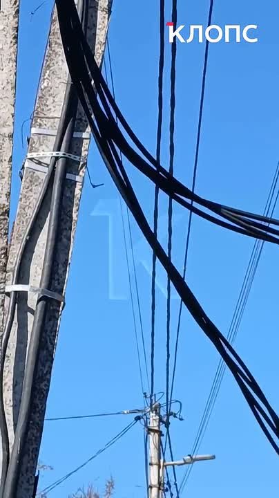 На перекрёстке Тульской и Баженова опора ЛЭП опасно накренилась в сторону проезжей части