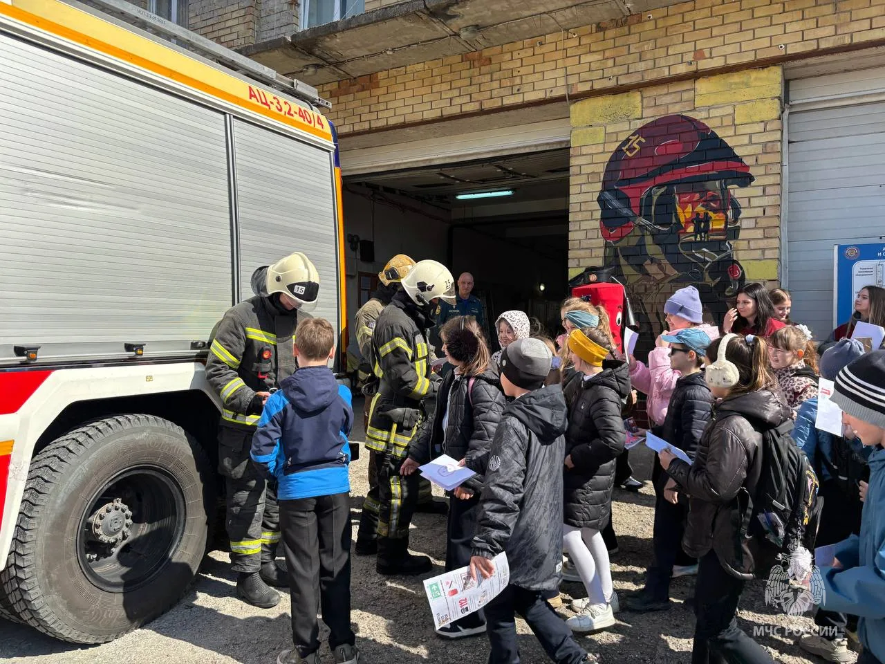 Школьников познакомили с профессией пожарного Школьников познакомили с профессией пожарного