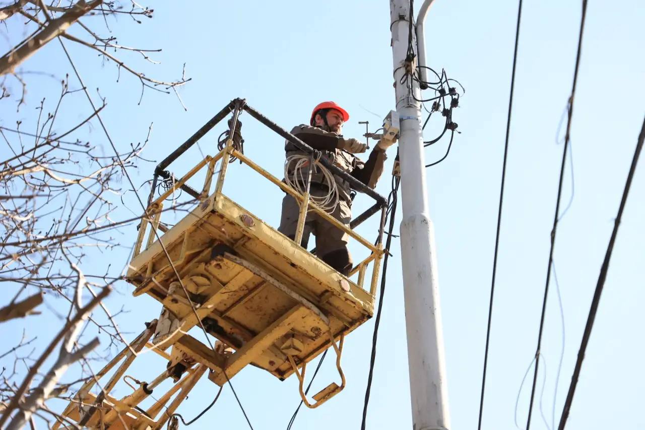 Елена Дятлова: Мы оснащаем остановочные комплексы города светодиодными табло, которые показывают движение общественного транспорта в реальном времени! Да, иногда подключить экраны к электричеству непросто – например, когда...