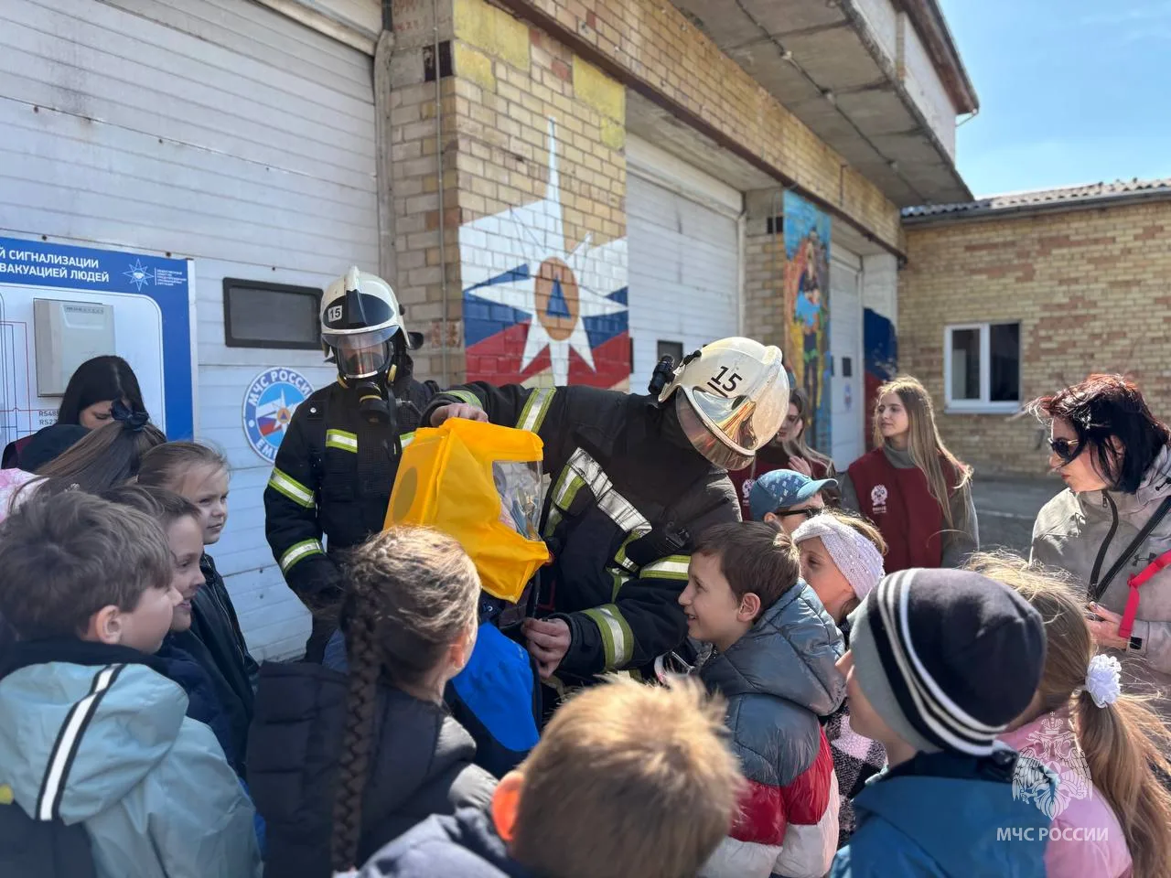 Школьников познакомили с профессией пожарного Школьников познакомили с профессией пожарного