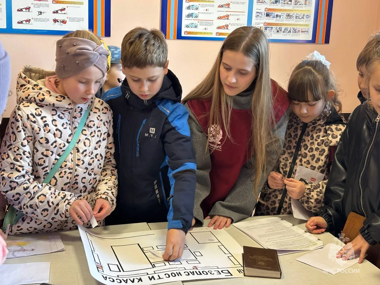 Школьников познакомили с профессией пожарного Школьников познакомили с профессией пожарного