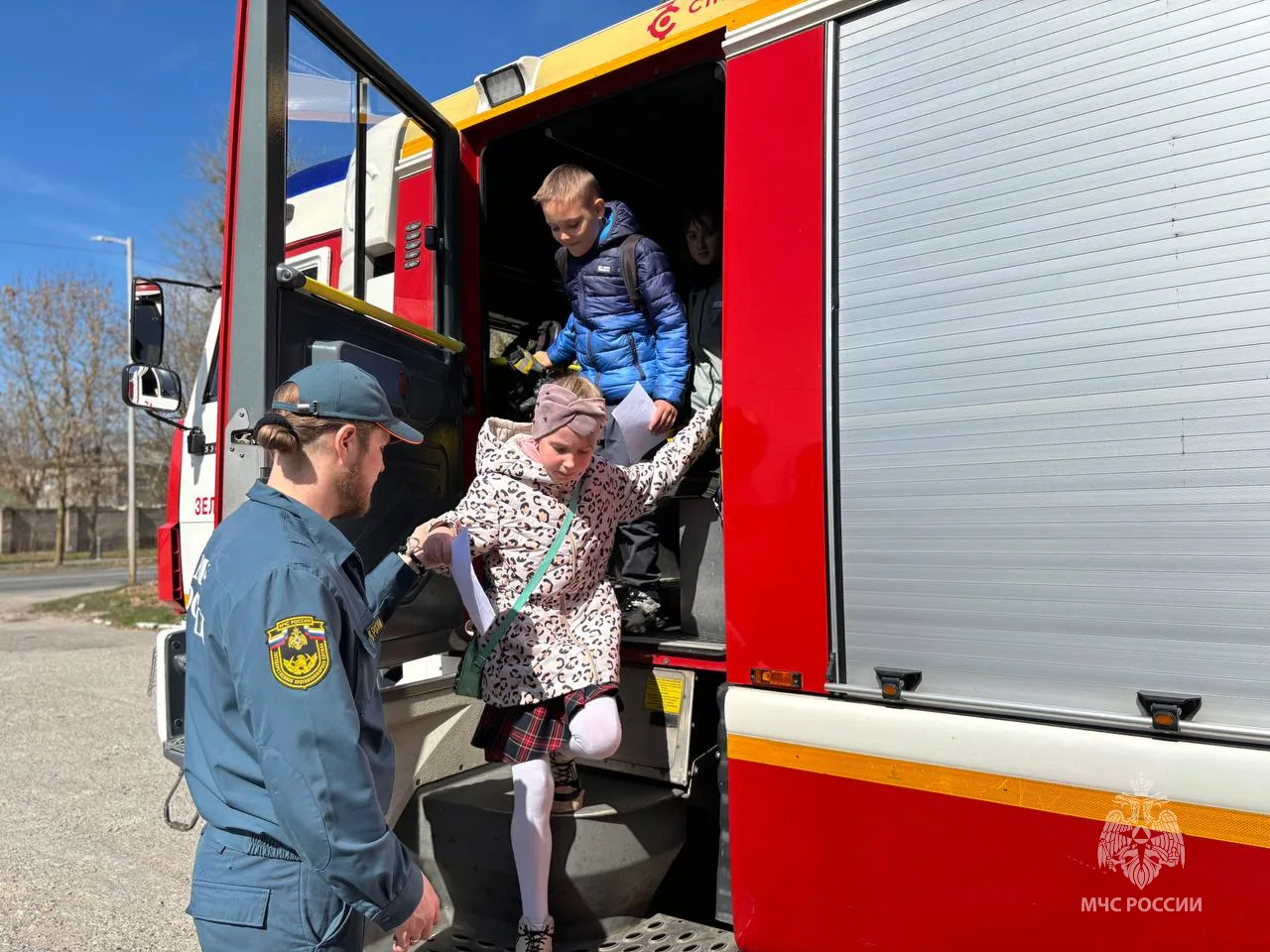 Школьников познакомили с профессией пожарного Школьников познакомили с профессией пожарного