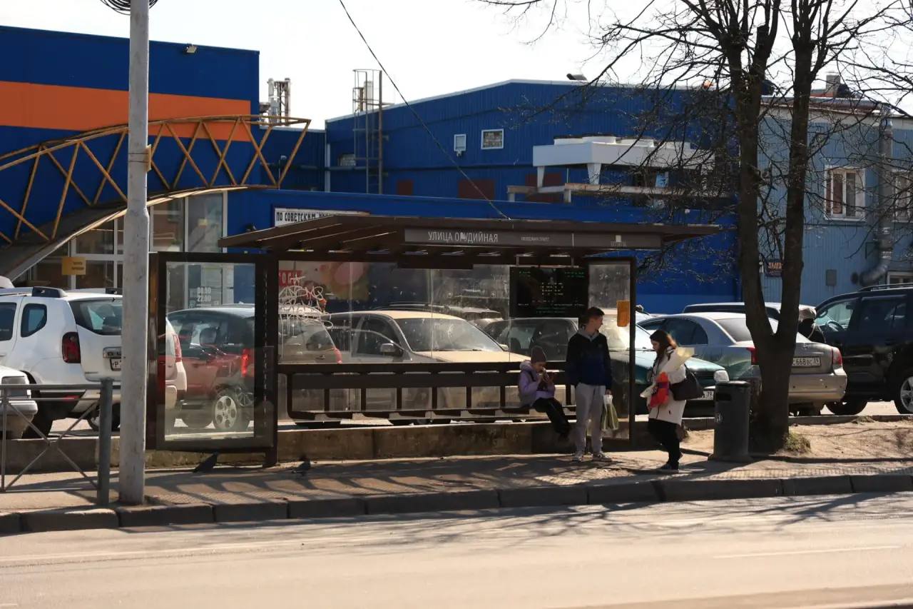 Елена Дятлова: Мы оснащаем остановочные комплексы города светодиодными табло, которые показывают движение общественного транспорта в реальном времени! Да, иногда подключить экраны к электричеству непросто – например, когда... Елена Дятлова: Мы оснащаем остановочные комплексы города светодиодными табло, которые показывают движение общественного транспорта в реальном времени! Да, иногда подключить экраны к электричеству непросто – например, когда...