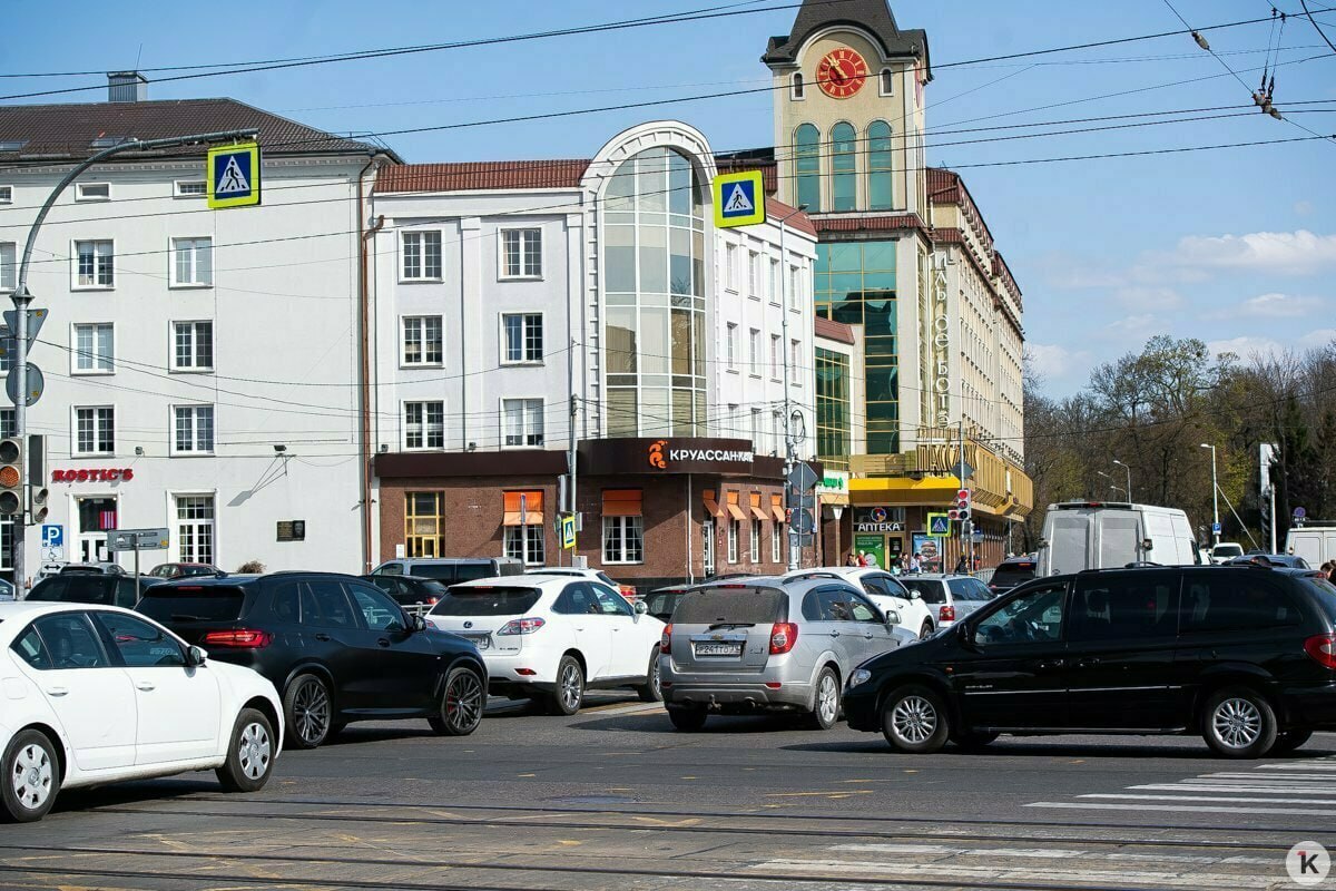 Светофор «сломал» движение на площади Победы, загнав водителей в пробки