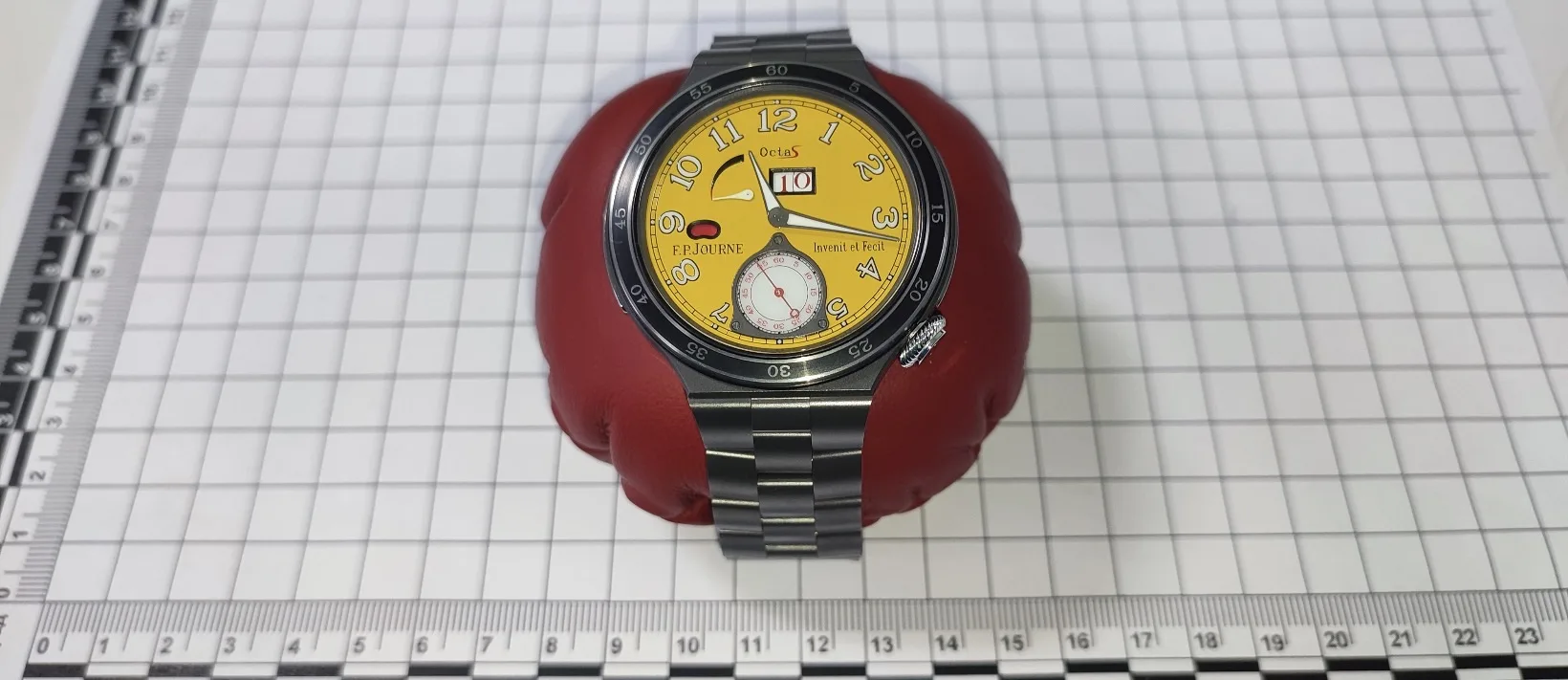 Незадекларированные часы стоимостью 12 млн рублей обнаружили таможенники у водителя автомобиля