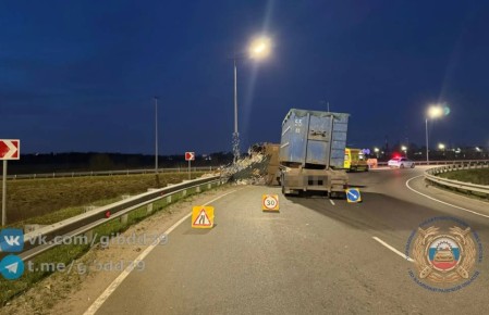 По предварительным данным, 14.04.2026 в 04:00 на 13 км + 900 м автодороги «Северный обход города Калининграда» двигался автомобиль «Ситроен» с полуприцепом под управлением водителя 1991 г.р, который на правостороннем...