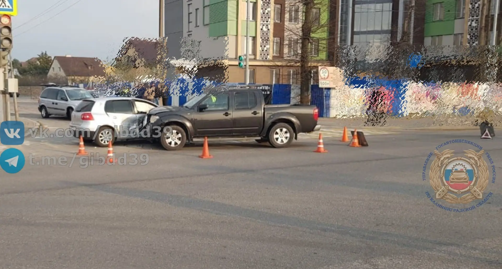 По предварительным данным, 15.04.2026 около 17:05 в пос. Невское Гурьевского района водитель 1987 г.р., управляя автомобилем «Фольксваген» при выезде с ул. Совхозной на ул. Гагарина допустила столкновение с двигавшимся по...