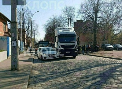 Вагоностроительная встала в пробке из-за аварии с участием фуры и легковушки