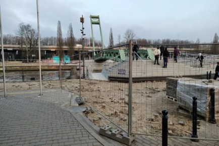 У Философского моста в Калининграде перекрыли часть прохода со стороны улицы Гюго