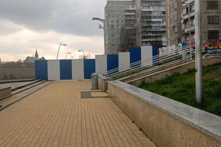 В Калининграде начали перекрывать набережную Трибуца рядом с «падающей» высоткой