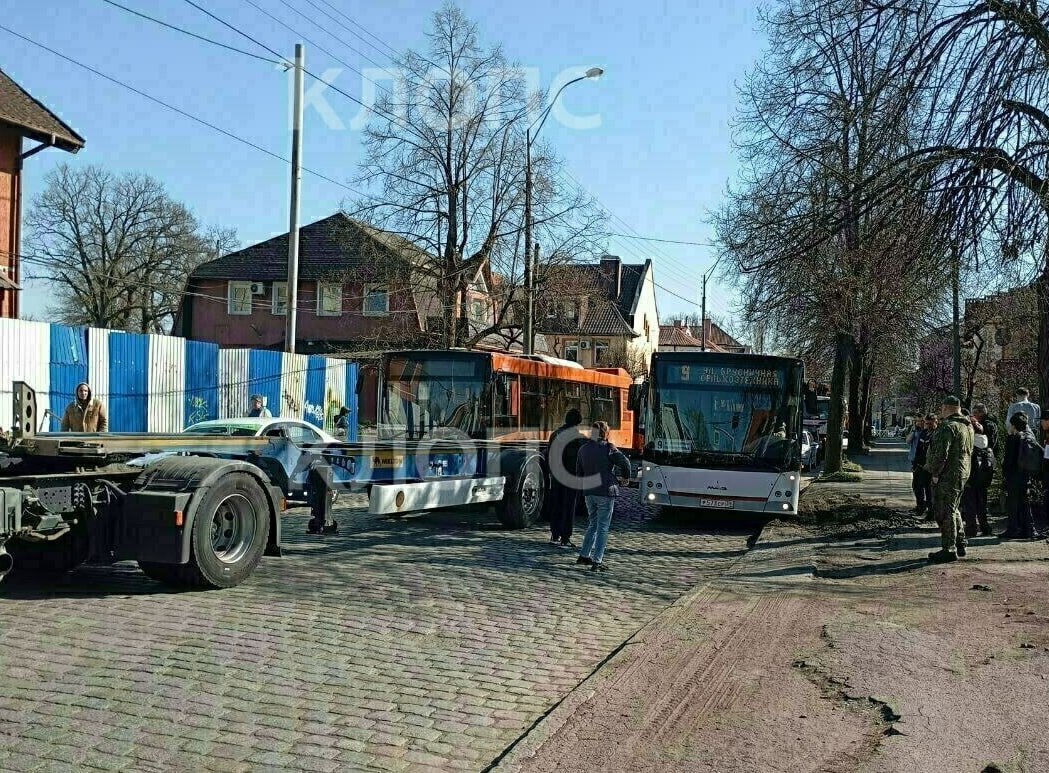 Вагоностроительная встала в пробке из-за аварии с участием фуры и легковушки Вагоностроительная встала в пробке из-за аварии с участием фуры и легковушки