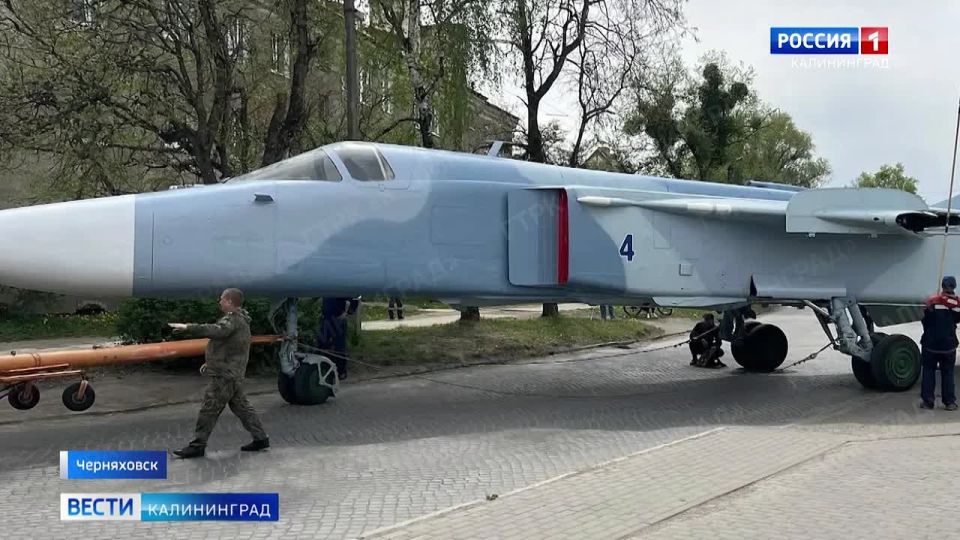 Уникальные кадры из Черняховска, где по улицам города проехал самолет Су-24 М