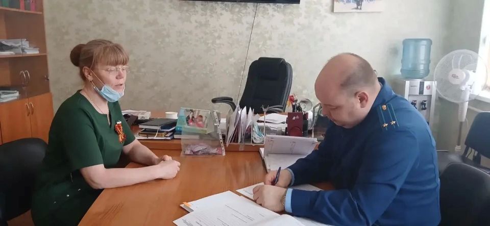 Прокуроры продолжают проведение выездных личных приемов в подведомственных учреждениях и организациях Прокуроры продолжают проведение выездных личных приемов в подведомственных учреждениях и организациях