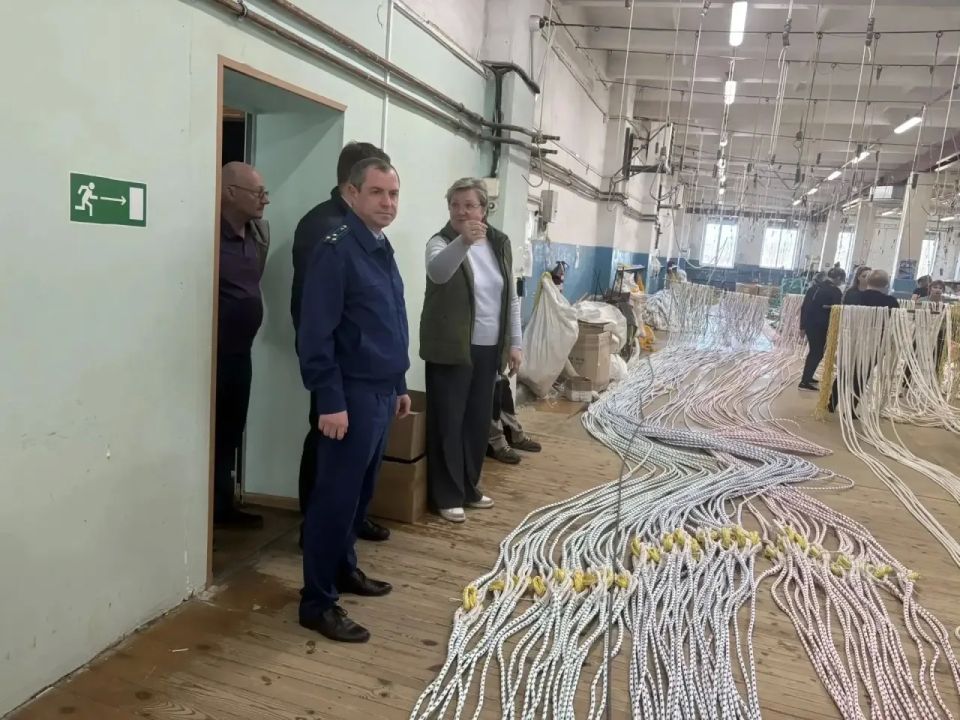 Прокуроры продолжают проведение выездных личных приемов в подведомственных учреждениях и организациях Прокуроры продолжают проведение выездных личных приемов в подведомственных учреждениях и организациях