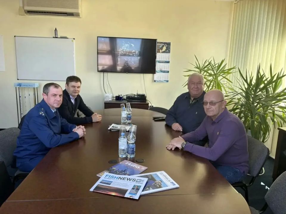 Прокуроры продолжают проведение выездных личных приемов в подведомственных учреждениях и организациях Прокуроры продолжают проведение выездных личных приемов в подведомственных учреждениях и организациях