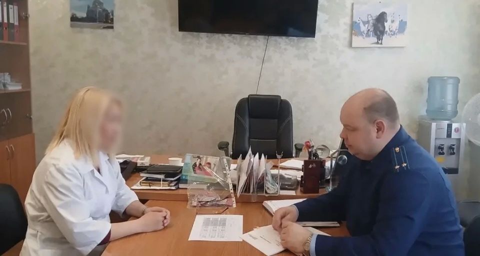 Прокуроры продолжают проведение выездных личных приемов в подведомственных учреждениях и организациях
