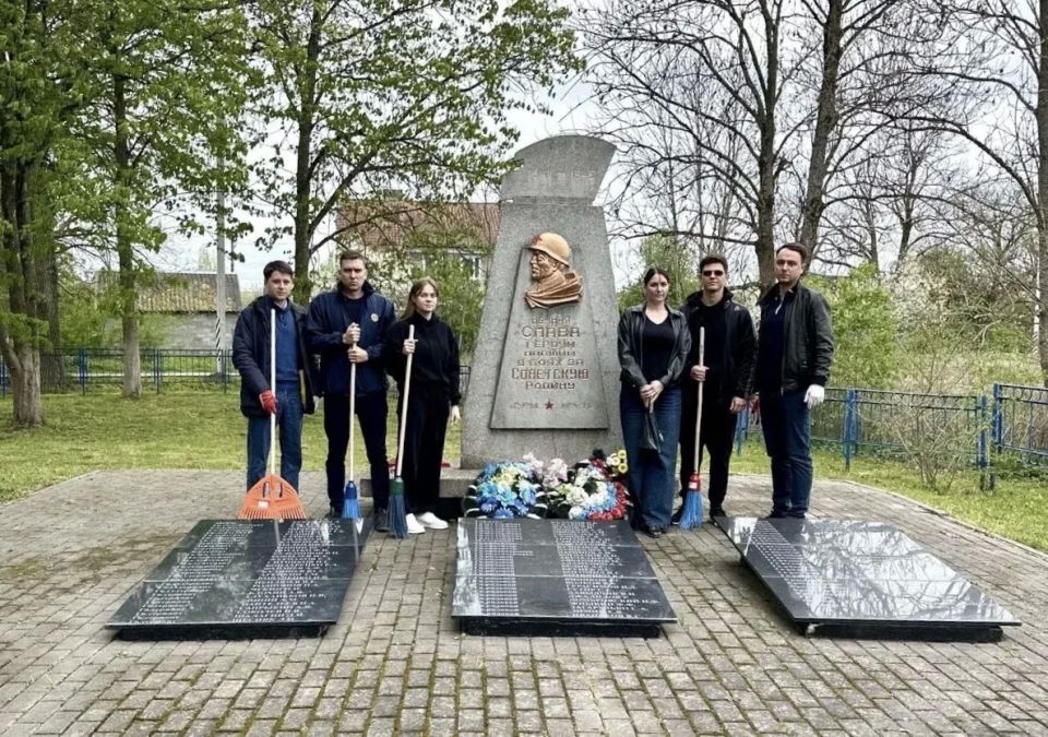 Работники органов прокуратуры области привели в порядок мемориалы и места воинских захоронений