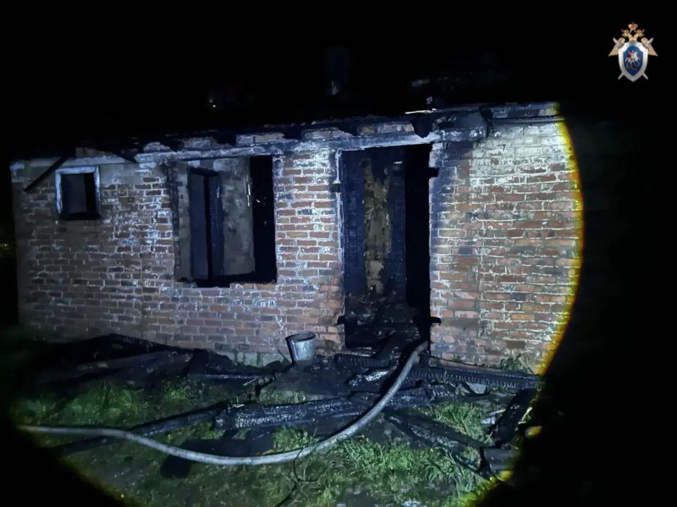 фото с места происшествия. В Озерском районе следователи регионального управления СКР выясняют обстоятельства гибели мужчины при пожаре фото с места происшествия. В Озерском районе следователи регионального управления СКР выясняют обстоятельства гибели мужчины при пожаре