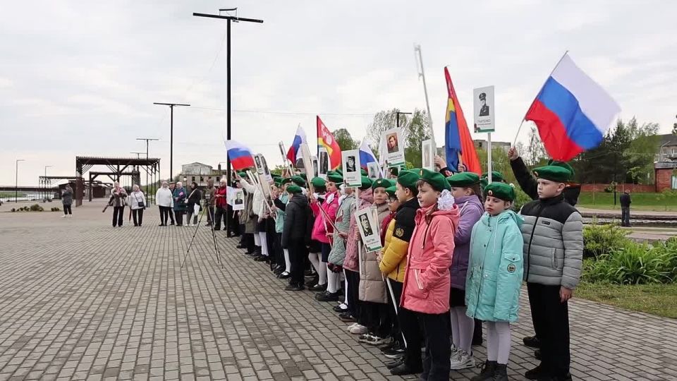 У литовской границы, на берегу Немана, пограничники провели флешмоб, посвященный Дню Победы