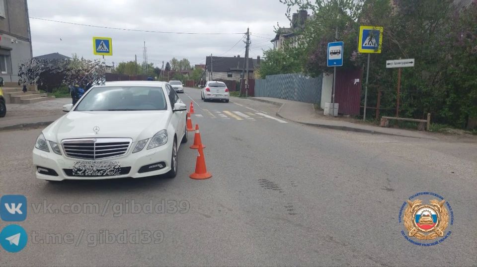 По оперативной информации, сегодня 07.05.2026 около 13:47 в пос. Малое Исаково Гурьевского района на ул. Калининградская водитель автомобиля «Мерседес» допустил наезд на 7-летнего пешехода, переходившую проезжую часть дороги...