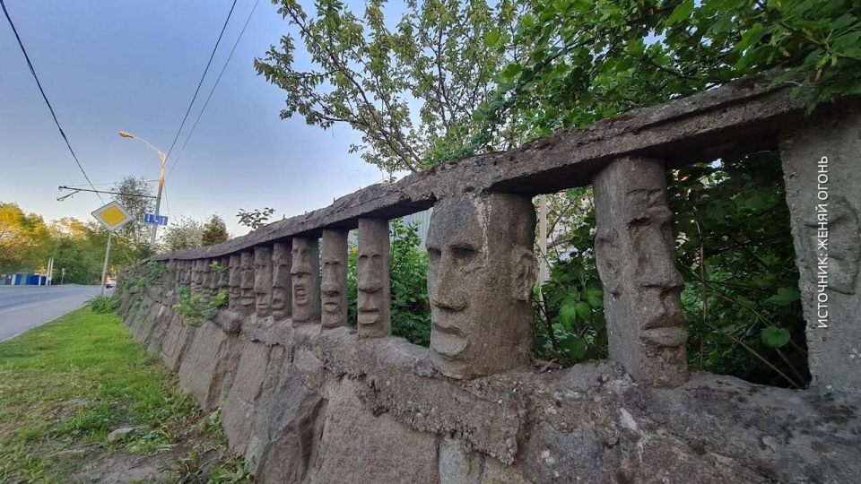Забор с острова Пасхи в Калининграде видели?