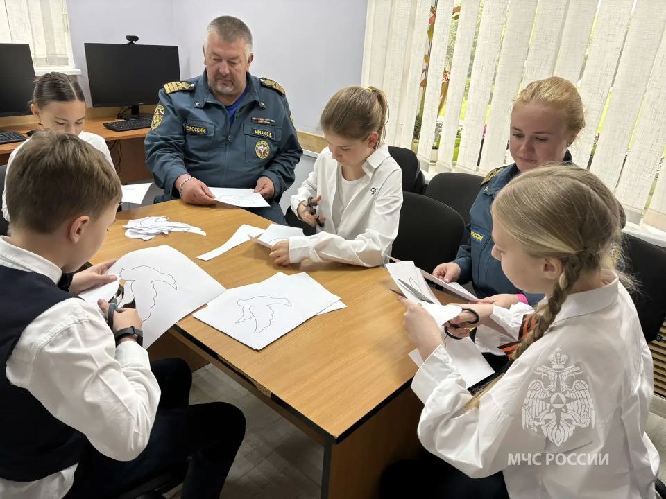 Сотрудники МЧС России присоединились к Всероссийской акции «Окна Победы» Сотрудники МЧС России присоединились к Всероссийской акции «Окна Победы»