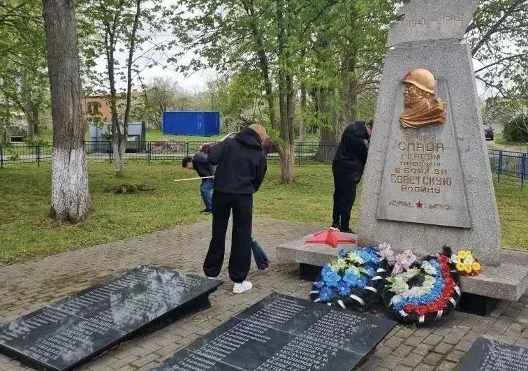 Работники органов прокуратуры области привели в порядок мемориалы и места воинских захоронений Работники органов прокуратуры области привели в порядок мемориалы и места воинских захоронений